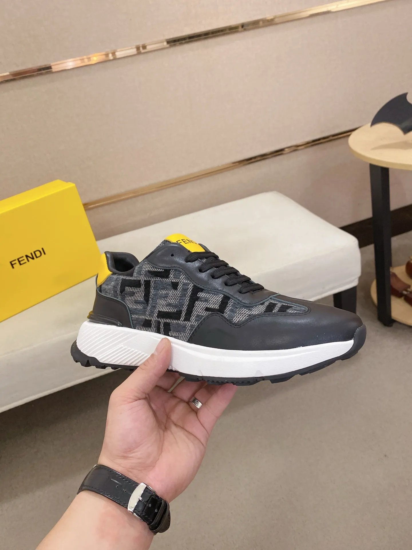 Men's shoes 💰 462💰 (fendi) New style 👊🏻 upper 🇮🇹 imported cowhide fabric 🇩🇪 lining imported sheepskin lining. The original outsole is molded to highlight the identity of every man, and the upper foot is elegant and stable🚶🏻🚶🏻The high-end custom counters reproduce the original version📯No matter the wind or rain, the shoe last remains unchanged and can withstand the verification of time🔍️,🔵 Size: 38-44
